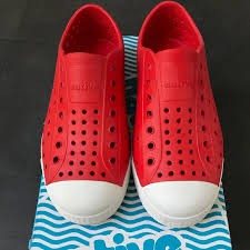 giày nhựa đi mưa native họa tiết đỏ trầm relax SHINNATIVEDO tặng thêm 2 jibitz native