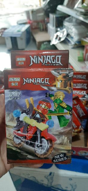 Lắp ráp lego ninjago.