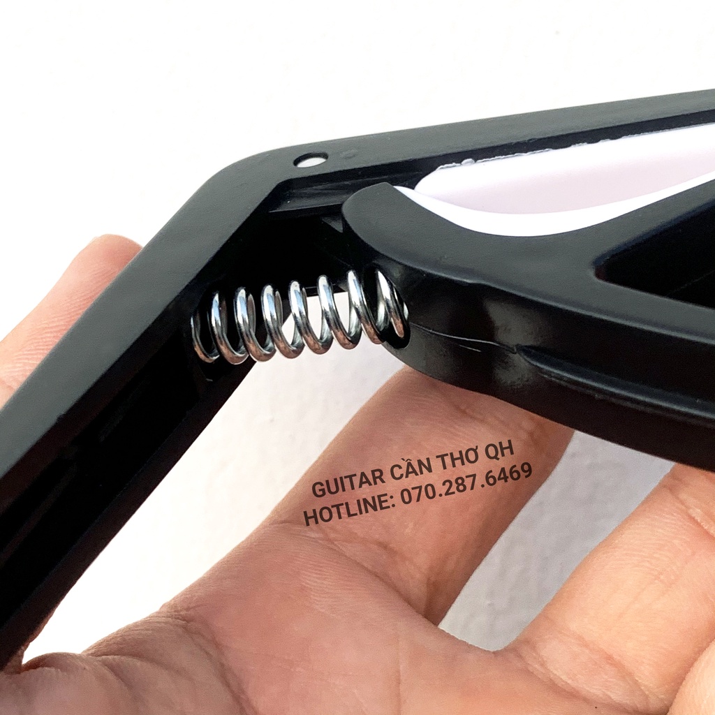 Capo Guitar Acoustic giá rẻ có tích hợp nhổ chốt giữ dây