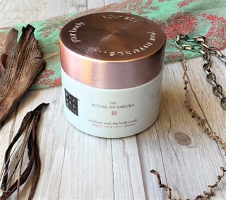 Tẩy da chết body Rituals