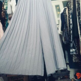 Quần ống rộng voan dập ly.