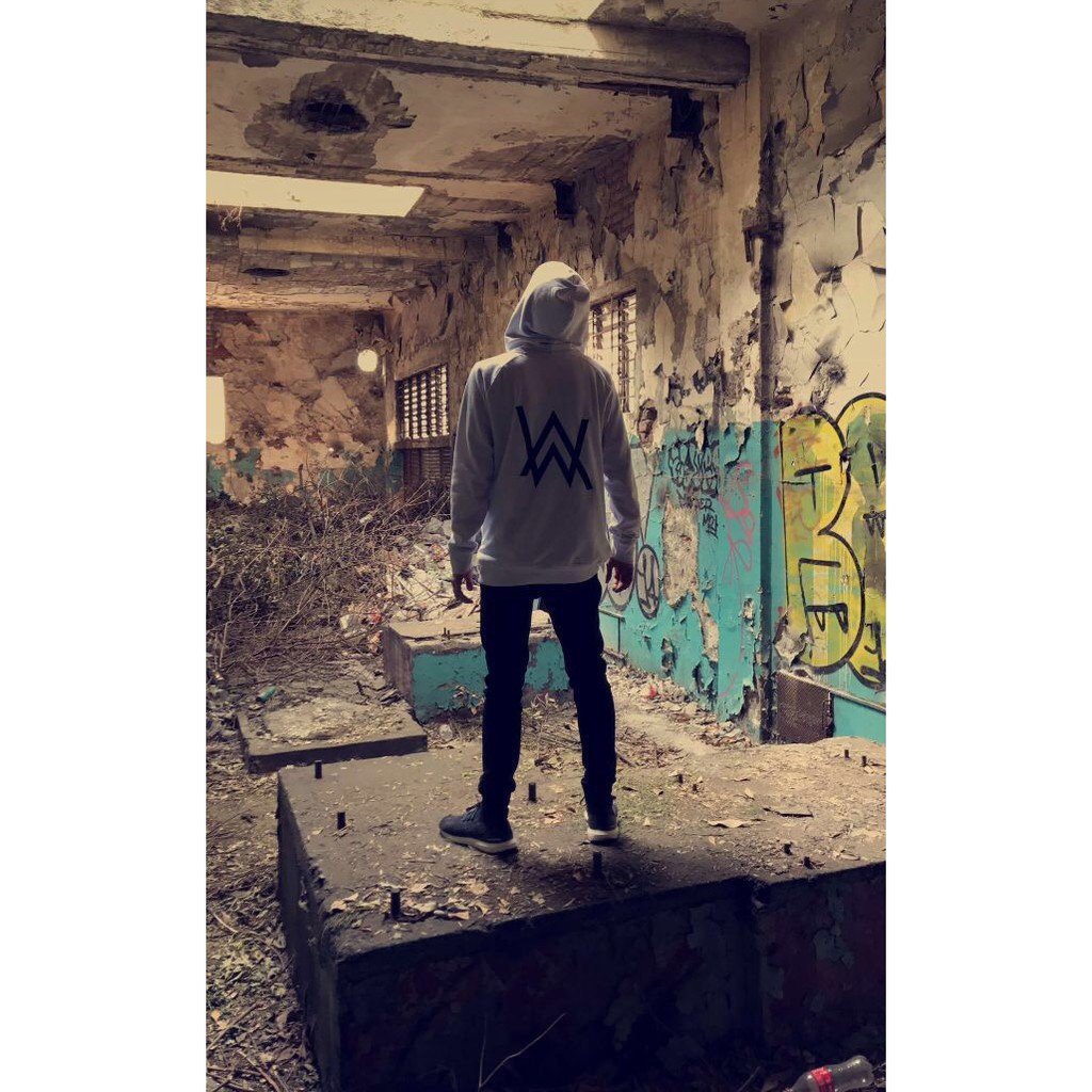 Áo khoác Alan Walker trắng tại Hà Nội