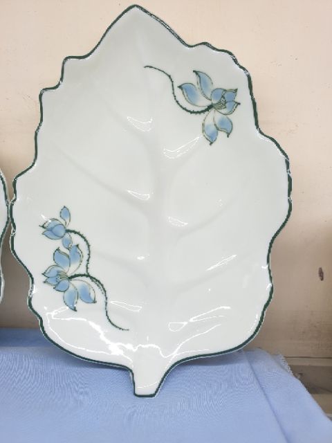 Đĩa sứ hình lá bỏng, sứ Bát tràng cao cấp, men kem kẻ chỉ xanh vẽ sen xanh.