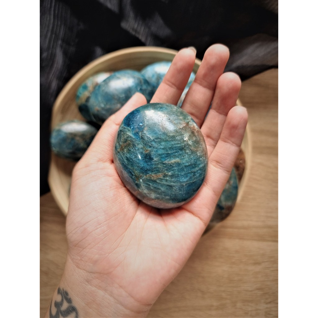 Palm đá thanh tẩy Blue Apatite dùng trong Tarot, thiền định, Reiki, Phong thủy