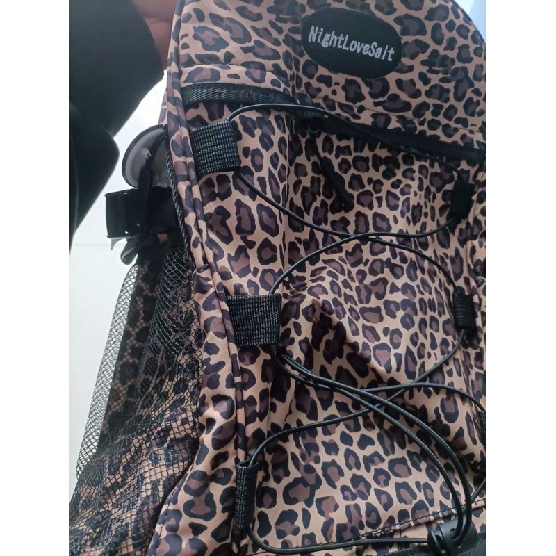 Balo hoạ tiết da báo cá tính kèm gấu