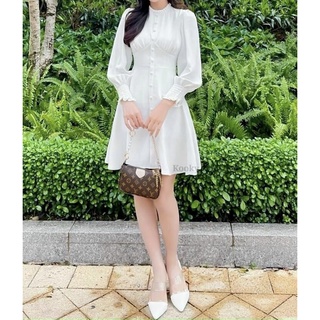 Đầm trắng cổ trụ kết nút dày dặn hết nước chấm