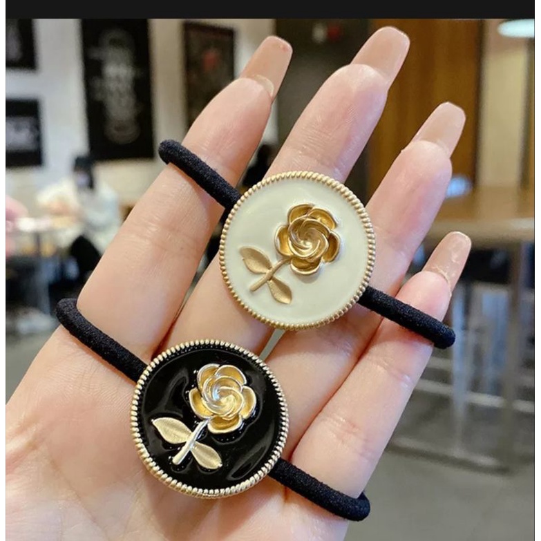 Cột tóc hoa hồng mặt kim loại sang trọng.