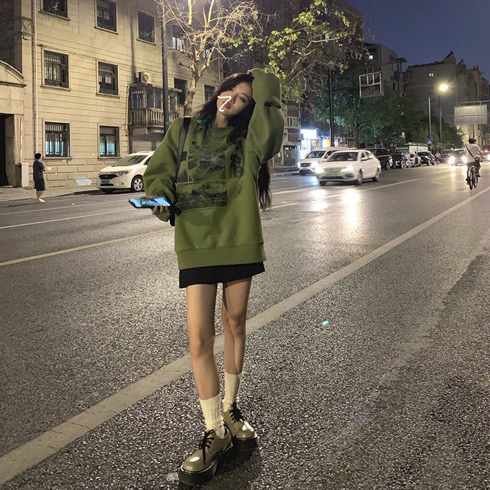 Áo sweater cổ tròn dáng rộng in họa tiết thời trang thu đông 2021