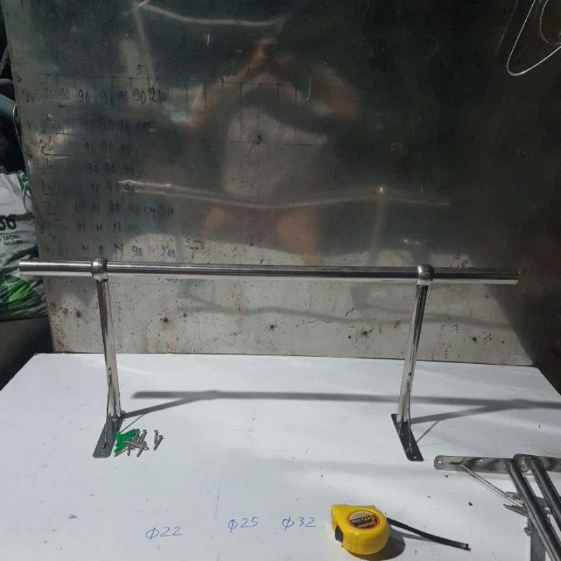 1 bộ cây phơi đồ inox bắt tường ra 30cm , gồm có 2 bass xỏ ống o25mm và 1 ống tròn o25mm dài 80cm , 100cm và 120cm