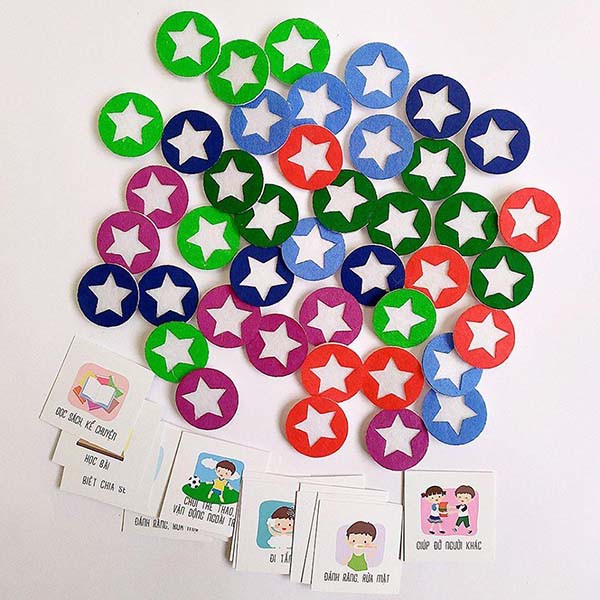 Bảng khen thưởng kích thước 38x40cm, 20 thẻ hoạt động, 42 stickers ngôi sao