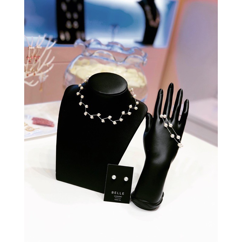 Bàn tay đeo trang sức trưng bày cho shop