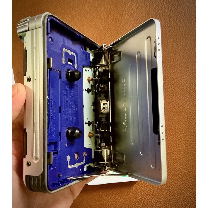 Máy cassette Panasonic RQ-SQ09V còn mới bằng nhôm