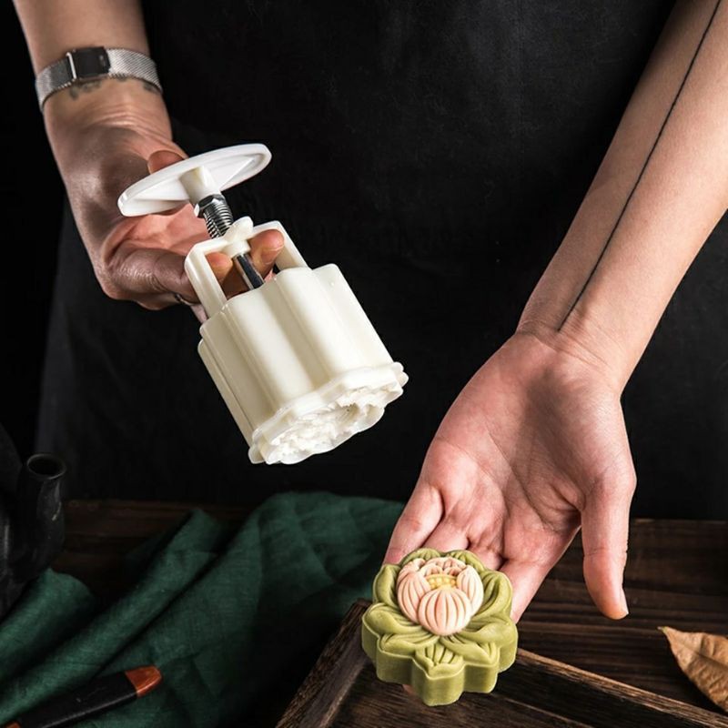 Khuôn nhấn trung thu lò xo 1 mặt hoa sen 75-80g