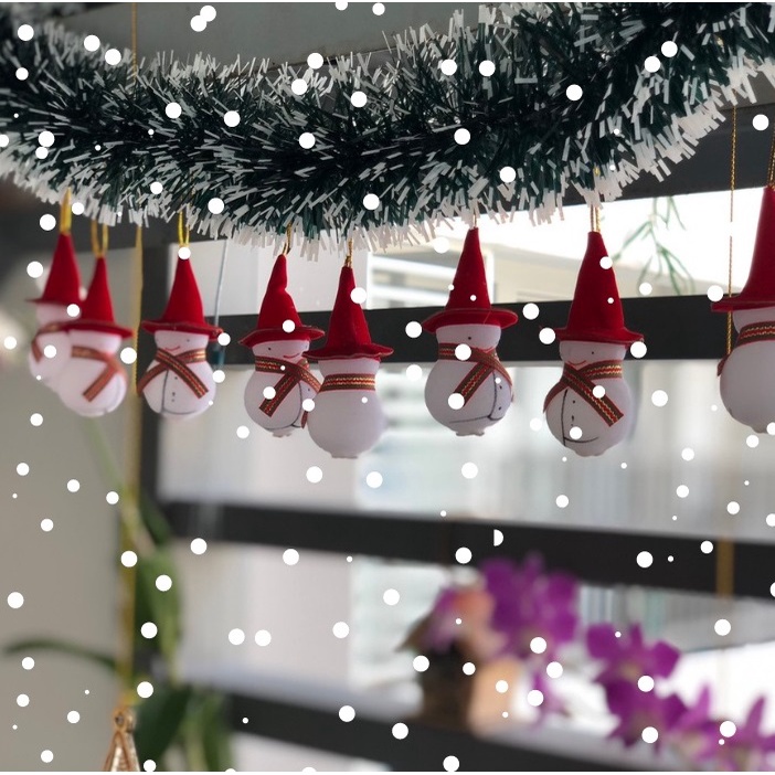 Người tuyết treo cây thông trang trí Giáng Sinh