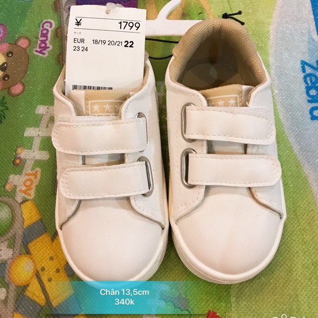 Giầy cho bé. Size 22 chân 13,5cm. Hàng chuẩn HM. Các mẹ có thể kết hợp với tất cả q áo cho bé.