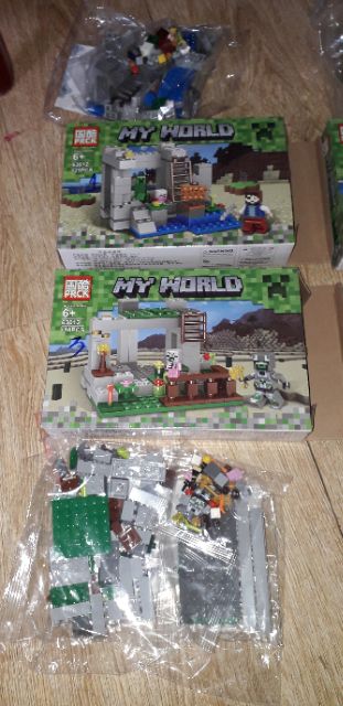 Lắp ráp 1 hộp LegoMinecraff My Word 63012 có nhiều chi tiết bằng nhựa ABS