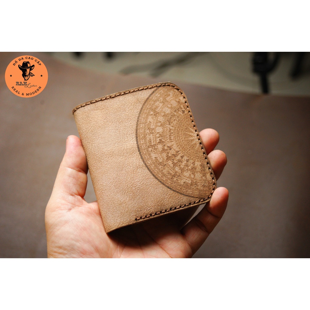 Ví nam da bò trống đồng vân hạt màu nâu sáng dáng đứng - RAM Leather