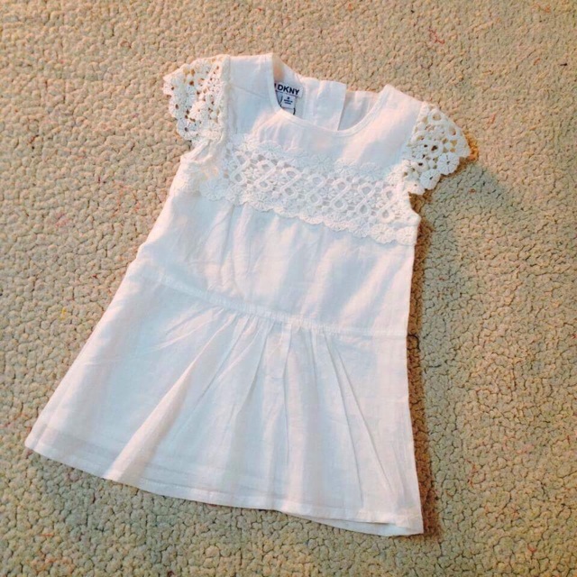 Váy trắng DKNY