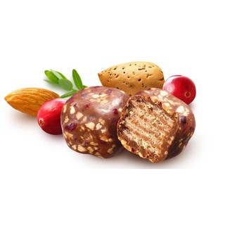 Kitkat Ruby chocolate và Kitkat chocolate hạnh nhân
