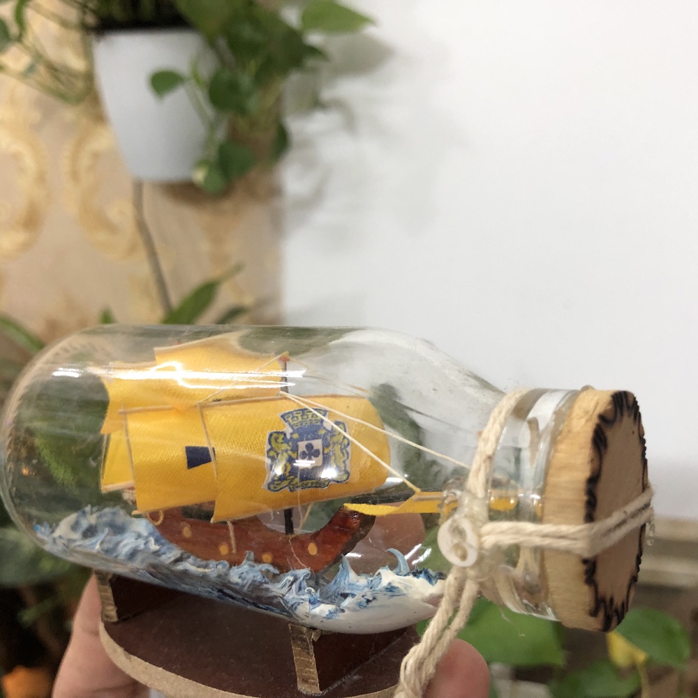 Mô hình thuyền gỗ trang trí trong chai thủy tinh - Buồm màu vàng - Dài 11cm