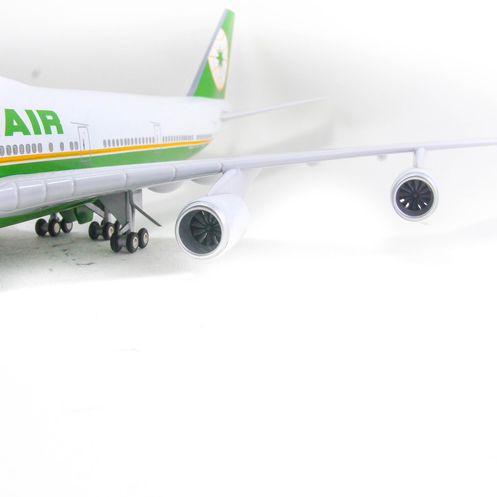 Mô hình máy bay lắp ráp có đèn led Eva Air Boeing B747 47cm Everfly