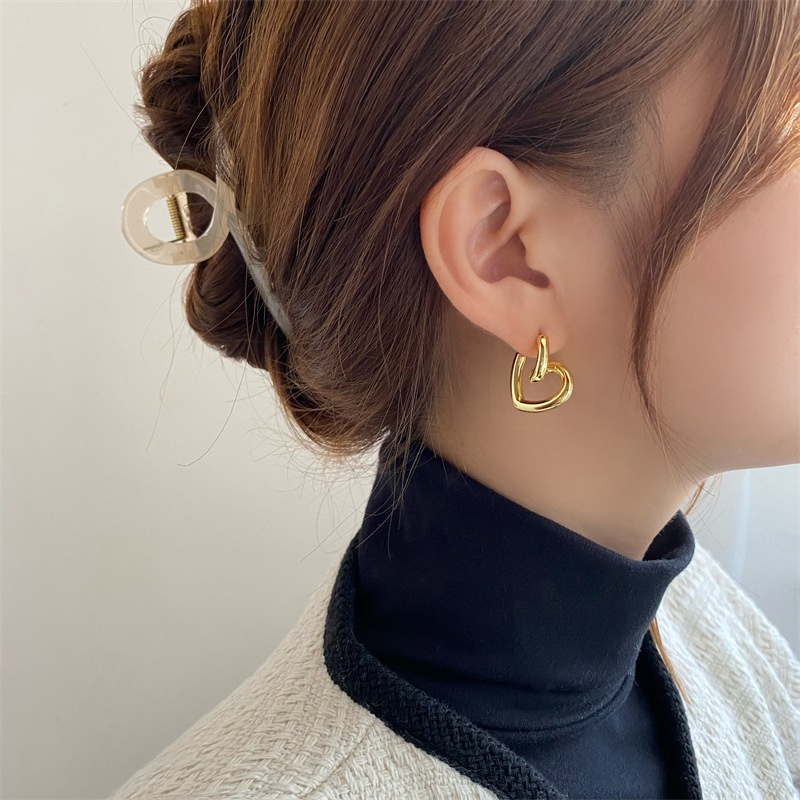 Khuyên tai kim loại dạng trái tim không đều đơn giản