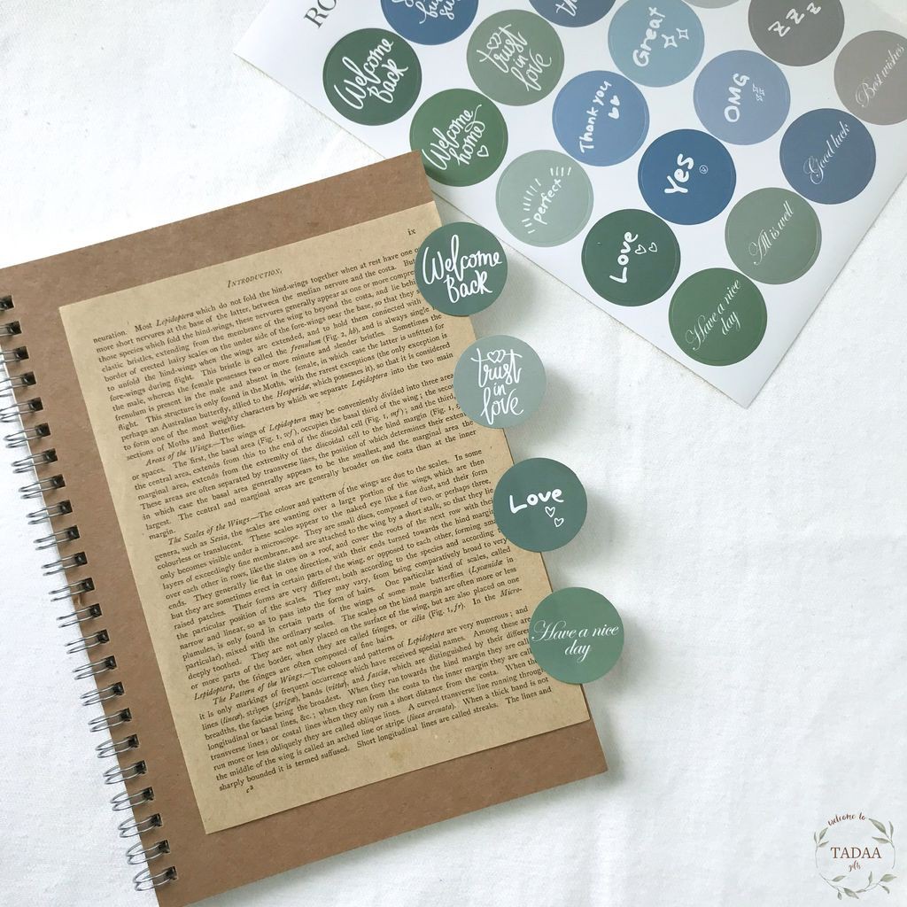 Sticker tròn in chữ viết phong cách Calligraphy, nhãn dán nhiều màu sắc pastel dễ thương trang trí thiệp, sổ tay