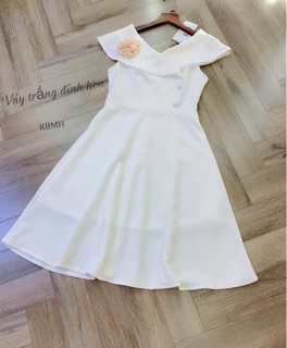 Váy trắng cài hoa