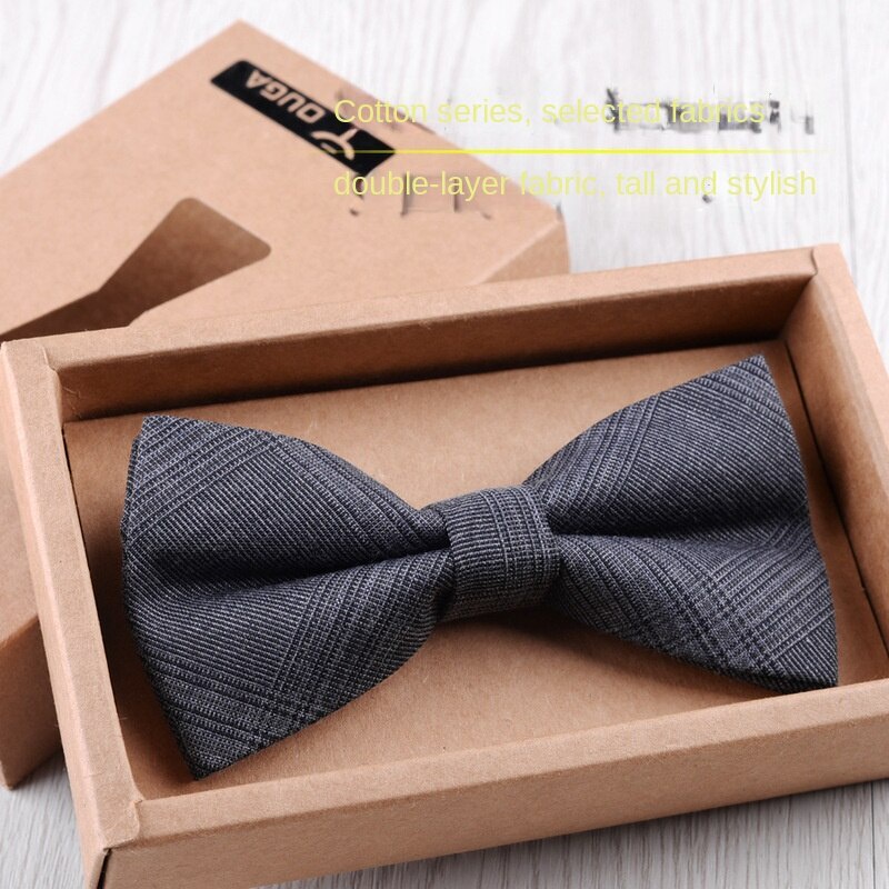 Nơ Cài Cổ Áo Cho Chú Rể Trong Đám Cưới