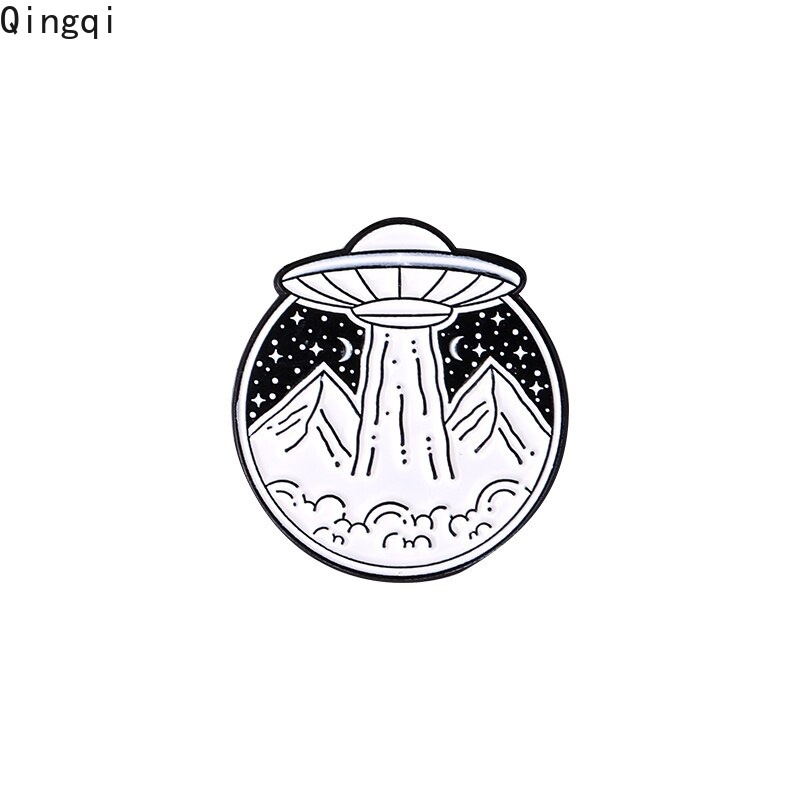 Ghim cài áo Miss Zoe màu trắng đen phong cách hoạt hình