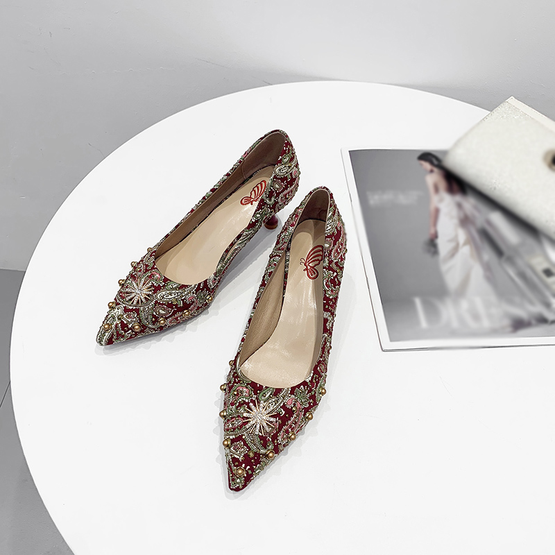 Giày cao gót mũi nhọn nữ thêu đỏ thanh lịch phong cách Trung Quốc