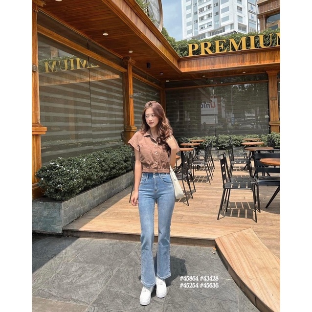 Set áo sơmi crop 2túi bo lai tay cộc (45254) / Quần jean loe 5230 nút đôi đai đan dây (màu nhạt)