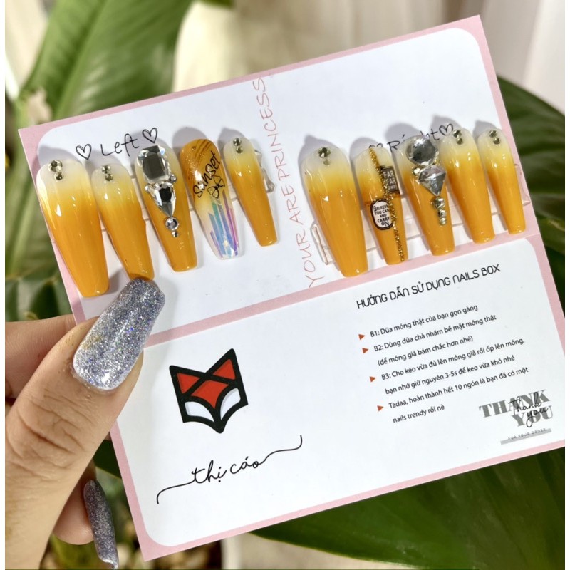 Móng úp thiết kế tone vàng