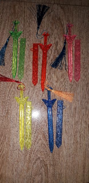 Chiếc thanh gươm mô hình bằng nhựa dài 16cm