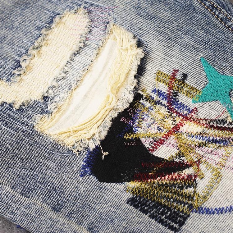 Quần jeans lửng thêu hoa văn sành điệu dành cho nam