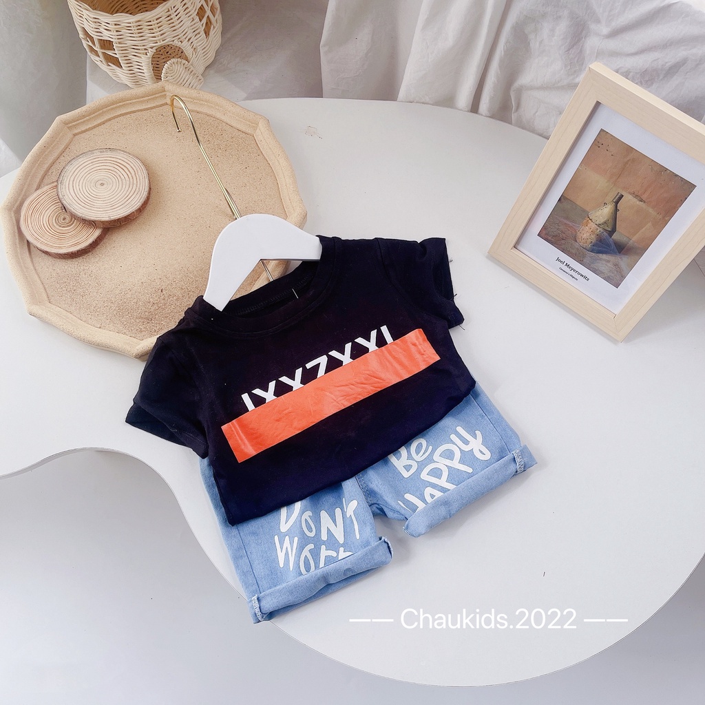 Bộ quần áo bé trai kiểu dáng thể thao, set áo thun cotton IXXZXXI phối quần short jean mềm in chữ cho bé