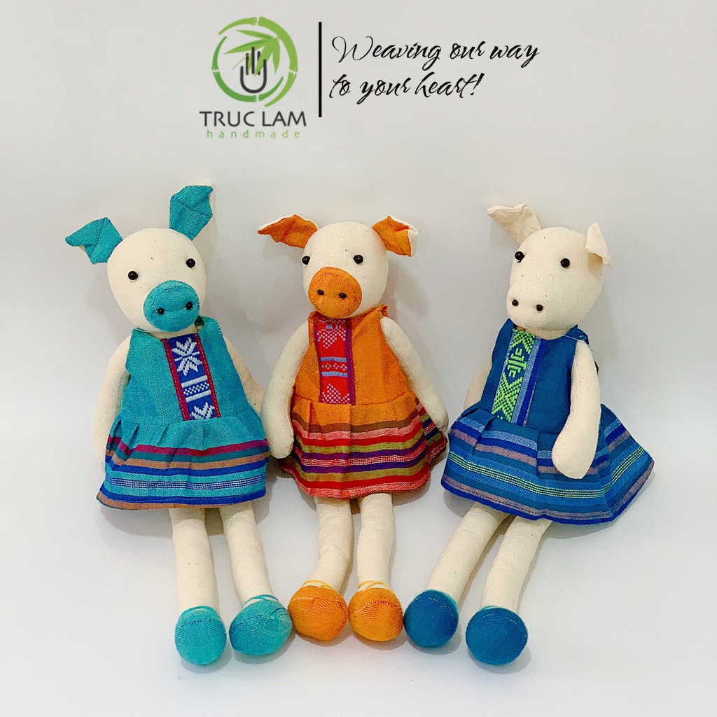 Đồ Chơi Cho Bé Thú Nhồi Bông Hình Con Lợn Chân Dài Mặc Váy Vải Thổ Cẩm Dệt Tay Bông Gòn Cao Cấp – Trúc Lâm Handmade