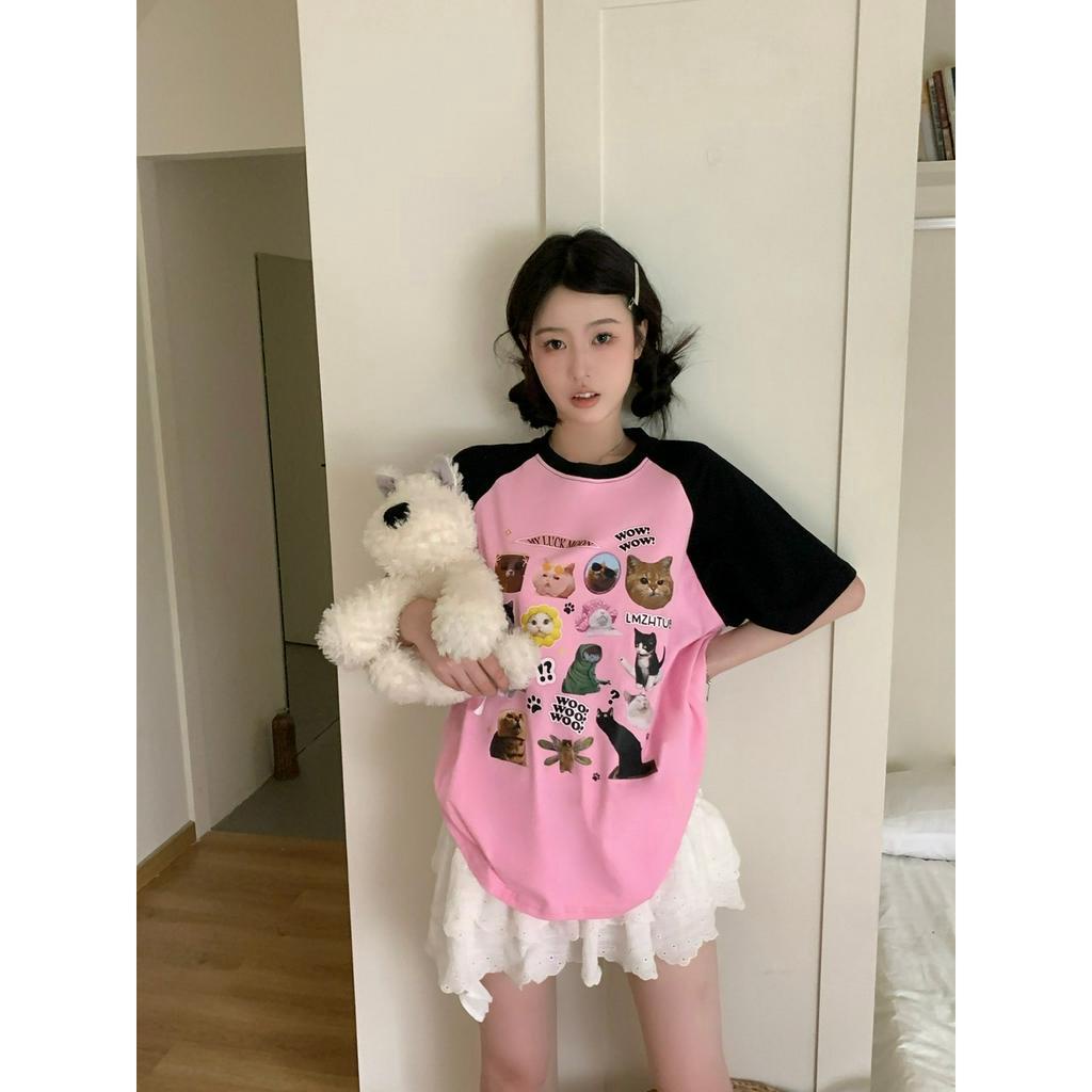 「 WELOVE1 」Áo Thun Nữ Tay Ngắn Lệch Vai In Họa Tiết Mèo Màu Đen / Hồng