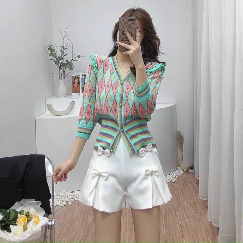 Áo len cardigan tay lửng bo ống, họa tiết thổ cẩm tone xanh tôn la, lạ mắt, phối bèo vai