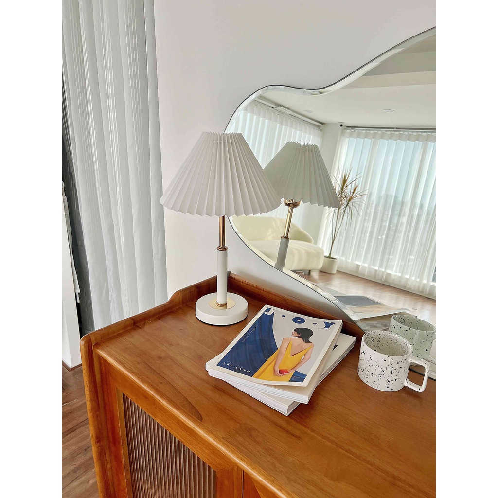 Đèn ngủ trang trí LART DBK002 chất liệu thân kim loại mạ sơn trắng vàng chống rỉ chao vải xếp ly cho phòng ngủ nhỏ gọn