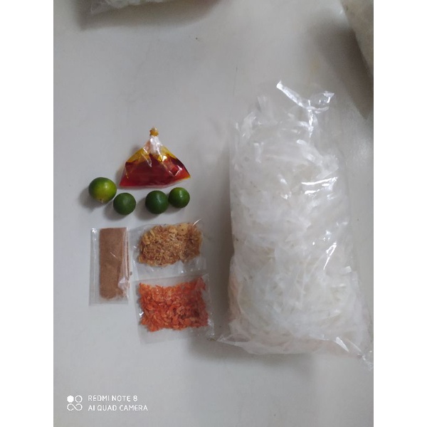 Bánh tráng trộn muối tép hành sa tế kèm nước sốt dầu điều