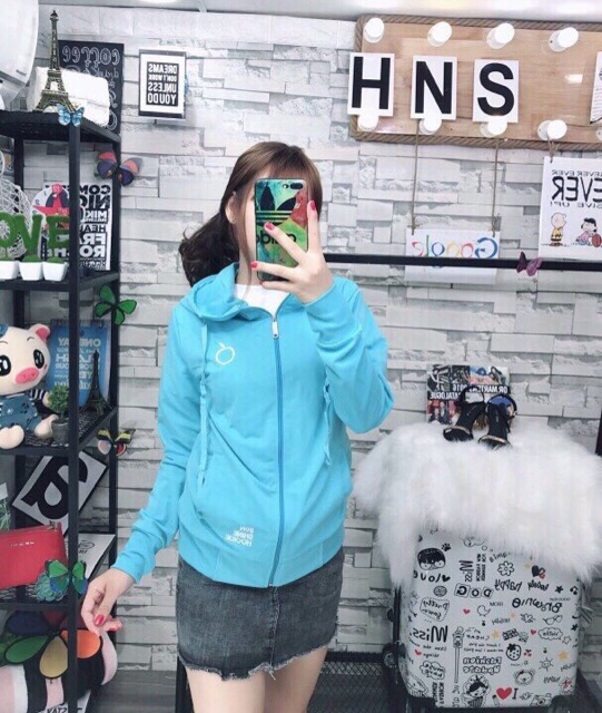 Áo khoác nữ da cá chống nắng form dài thêu chữ lim táo | BigBuy360 - bigbuy360.vn