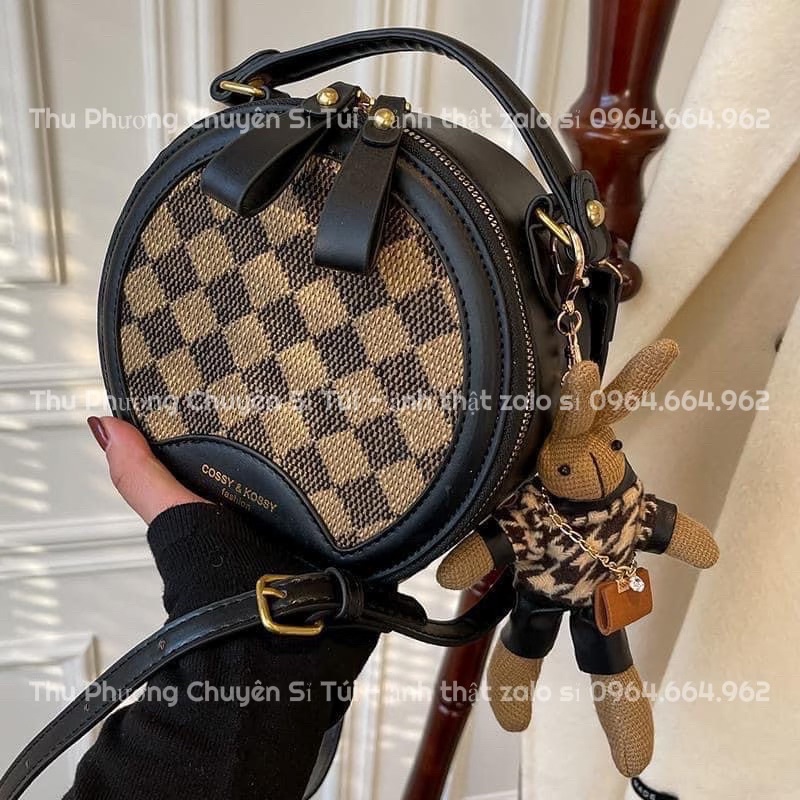 Túi Đeo Chéo Nữ Dáng Cốp Tròn Hoạ Tiết Kẻ Ô Tặng Kèm Gấu Hàng Hottrend 2023 (cam kết chuẩn ảnh)