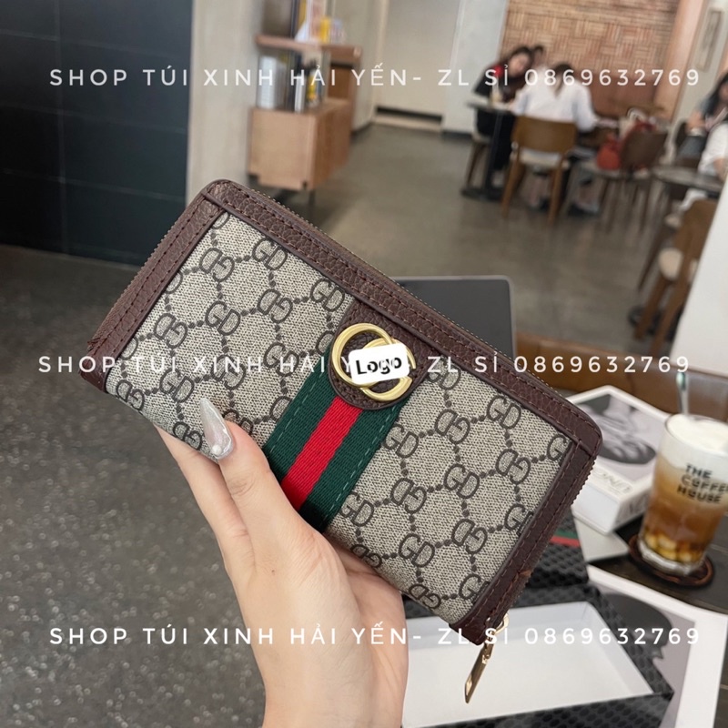 Ví dài và ví ngắn cầm tay phối kẻ sọc giữa logo vàng nổi