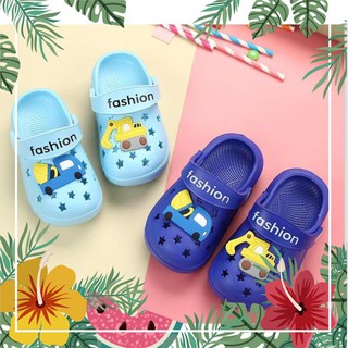 Dép sục nhựa trẻ em. Có cả bé trai bé gái. Size cho chân bé từ 12,5 -19,5 cm. Dép nhựa mềm, đi thích, có chống trượt