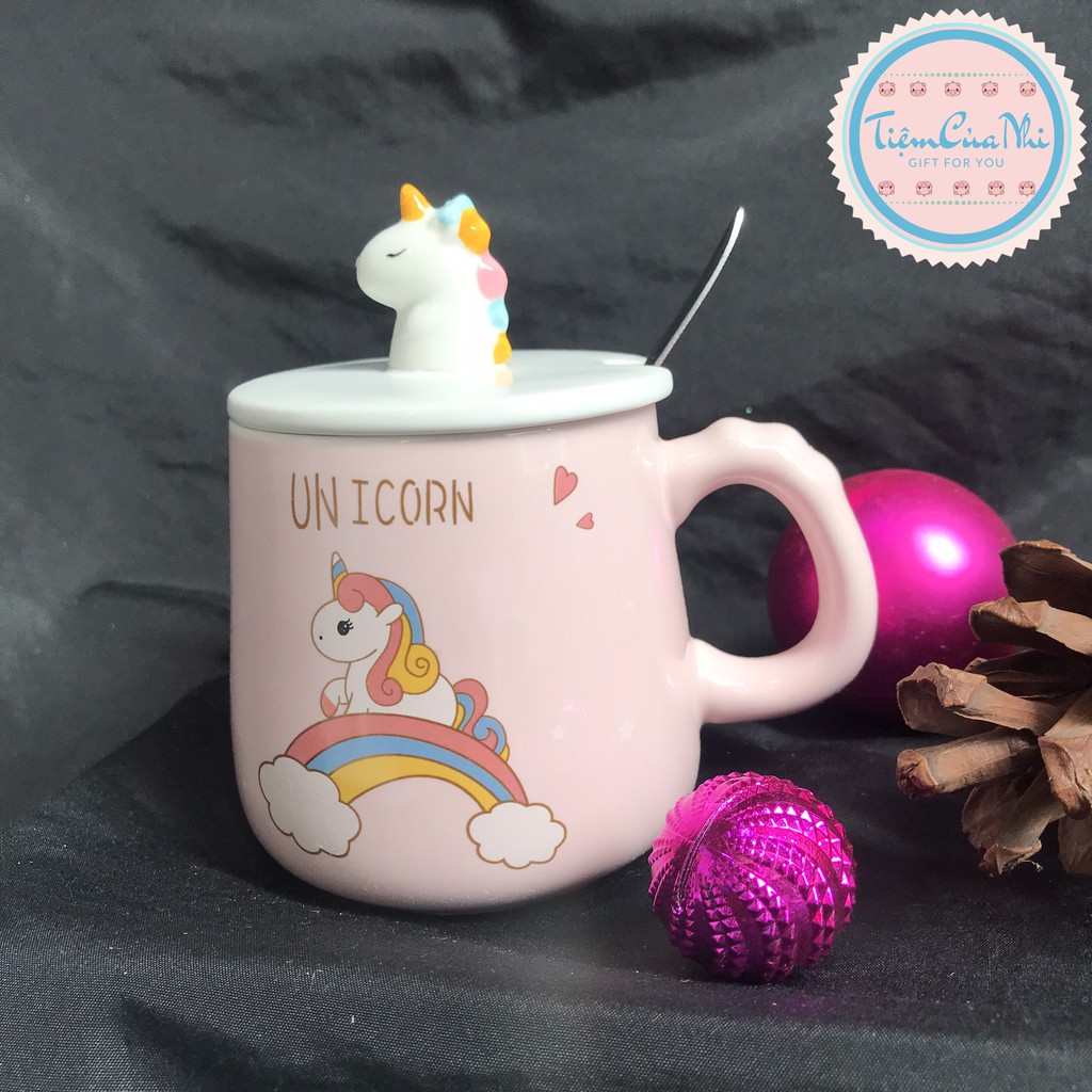 Ly sứ có nắp gắn ngựa 3D màu trắng in hình unicorn hồng có quai cầm kèm muỗng cà phê 350ml Tiệm Của Nhi LSCN17