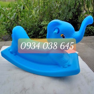 Bập bênh con voi nhỏ gọn, dùng cho một bé chơi
