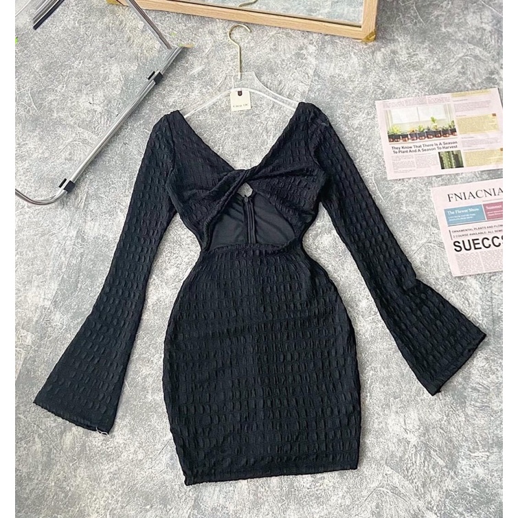 Đầm xoắn ngực tay loa