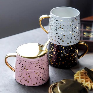 Cốc sứ hoạ tiết chấm bi vàng (kèm nắp và thìa)