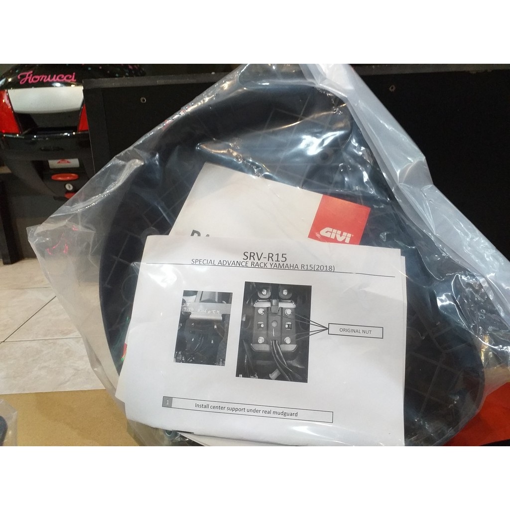 BAGA MT15 GIVI MẪU SRV ĐẶC BIỆT CHỊU LỰC CAO BAO GỒM ĐẾ CHO XE YAMAHA R25 2015 - SRV-MT15